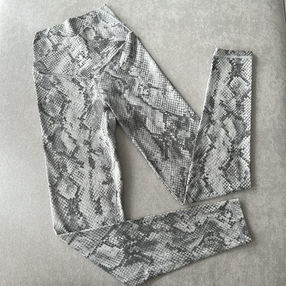 AERIE OFFLINE Real Me 7/8 Crossover Leggings In White Snake Print - Picture 1 of 3